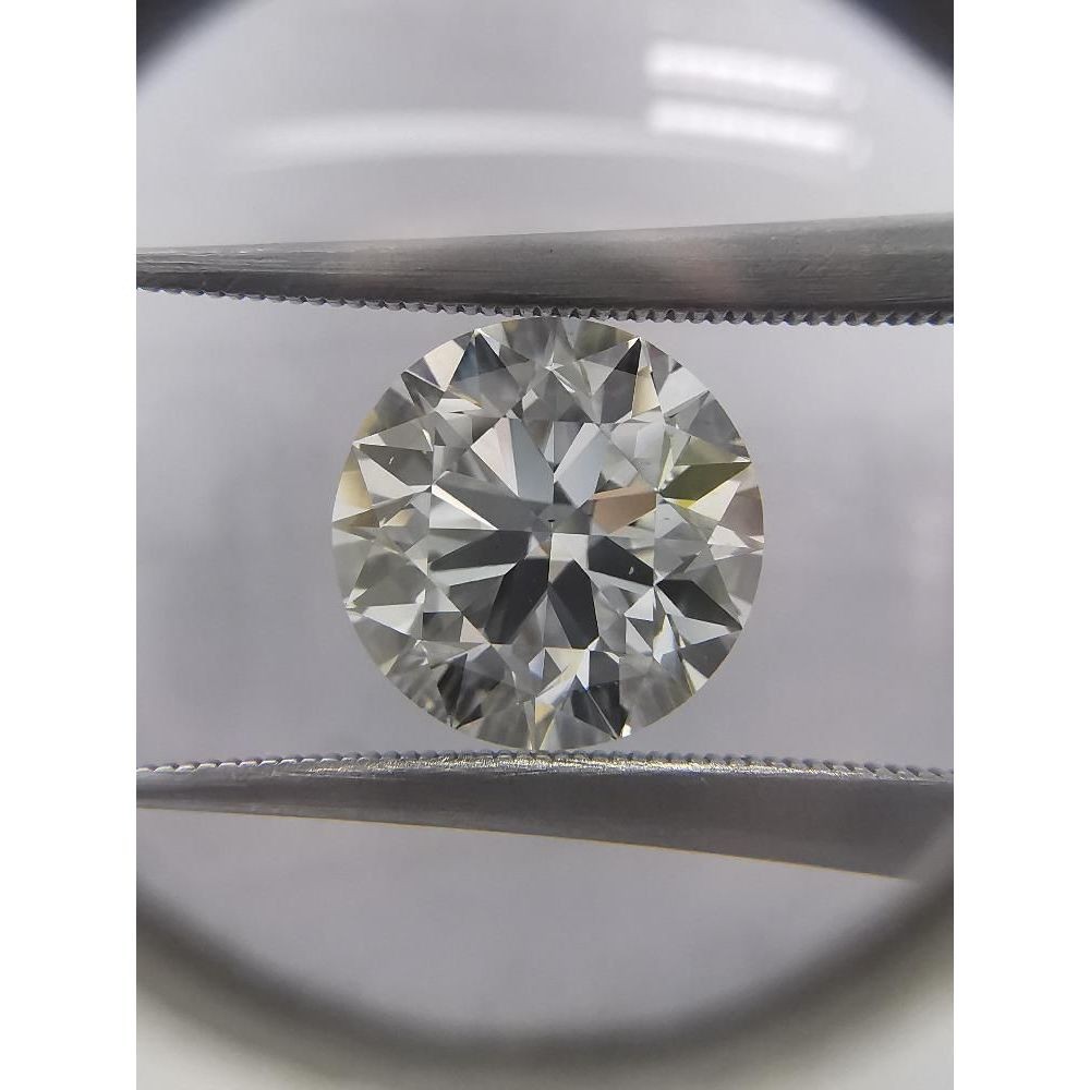 Round 2.0 Carat G Color VS2 Clarity For Sale